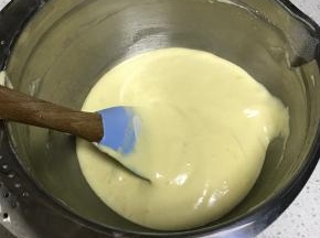 简单翻拌均匀后加入步骤一中混合物以及水怡。水怡没有可不加或者用蜂蜜代替。