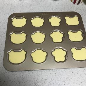 挤入模具中，放入预热好的烤箱175度.15分钟左右