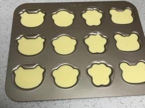挤入模具中，放入预热好的烤箱175度.15分钟左右