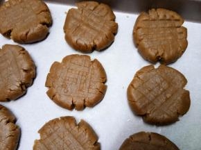用叉子横竖按压出一些纹路，当做装饰，不弄也没事的，就是个装饰。送入预热好的烤箱中下层170℃烤15分钟。时间不长，不要走开了，看着点，因为饼干本来就是褐色的，烤糊了也不容易看出来，所以最好守着烤箱看着点。