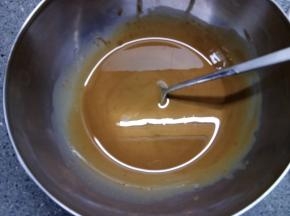 芝麻酱加玉米油搅拌均匀，充分融合