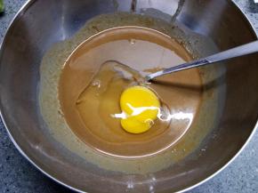 打入一个鸡蛋充分搅拌均匀融合