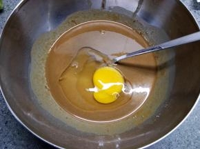 打入一个鸡蛋充分搅拌均匀融合