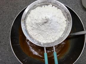 筛入低粉和泡打粉