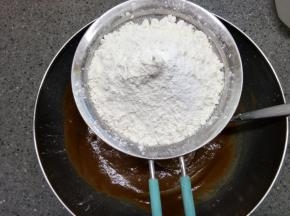 筛入低粉和泡打粉