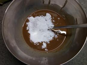 加入糖粉或细砂糖还有盐搅拌均匀充分融合