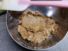 用刮刀按压成团，至没有干粉