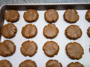 取二十克一个的剂子，团城球放入铺了油纸的烤盘，按扁