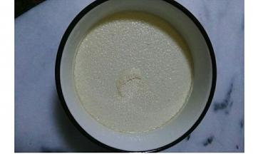 将酵母粉溶化在水里