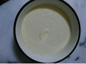 将酵母粉溶化在水里
