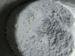 面粉，油，白糖拌匀，倒入酵母水，和成团。