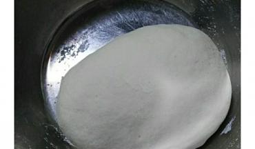 揉成光滑的面团。发酵到两倍大（发酵温度30度，大约一个小时即可）