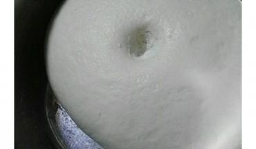 手指粘点粉，戳个小洞，没回弹。就表示发酵完毕。
平均分成6份后，揉均排出里面的空气。
