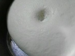 手指粘点粉，戳个小洞，没回弹。就表示发酵完毕。
平均分成6份后，揉均排出里面的空气。