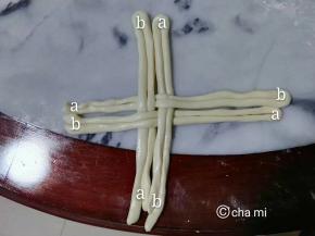 每个面团，再平均分成四份，搓成长条。
每个长条对折好后，如图中排放好。