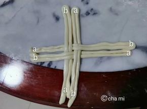 每个面团，再平均分成四份，搓成长条。
每个长条对折好后，如图中排放好。