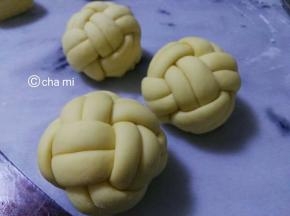 这个是南瓜绣球馒头，
南瓜的，就是把菜谱中的水份换成等量的南瓜泥。
南瓜泥的做法:南瓜蒸熟后，捣成泥就好了。
