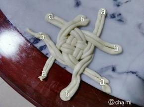 重复两次后，四个角提起来，捏成一个圆形，翻过来稍微整一整形就好了。