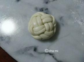 翻过来，绣球就好了。
全部编好后，进行第二次发酵，温度30度，发酵20分钟，冷水蒸十分钟。关火后，冷却两分钟后，再揭开盖子。