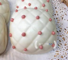 揉面盆里倒入牛奶、糖、酵母充分混合后加入面粉和玉米油，用筷子搅拌成棉絮状用了捏成团，移到揉面板上用掌根用力揉搓成一个光滑细腻的面团，包好保鲜膜醒面10分钟。