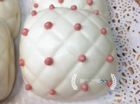 揉面盆里倒入牛奶、糖、酵母充分混合后加入面粉和玉米油，用筷子搅拌成棉絮状用了捏成团，移到揉面板上用掌根用力揉搓成一个光滑细腻的面团，包好保鲜膜醒面10分钟。