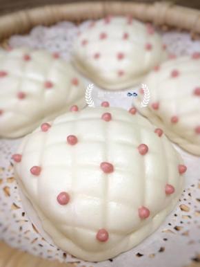 取50克面团仔细排气滚圆后按扁，用刀切去圆面团四边成一个正方形，从一个角开始，用刀背压出痕迹，稍微用力一点，不然蒸好就是一个光板。