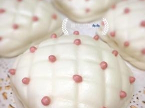 取50克面团仔细排气滚圆后按扁，用刀切去圆面团四边成一个正方形，从一个角开始，用刀背压出痕迹，稍微用力一点，不然蒸好就是一个光板。