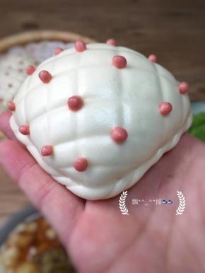 切下来的面团再次揉搓排气滚圆，搓成较粗的面团对折后上下滚动搓成麻绳状，正方形面团四周抹少许牛奶，把麻绳围在四周，用手指轻轻压一下。