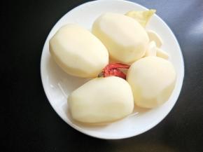 土豆去皮洗净，准备生姜，大蒜，干辣椒。