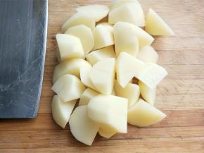 土豆滚刀切块。