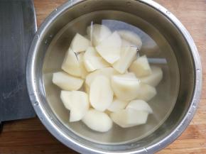 放水中洗去淀粉。