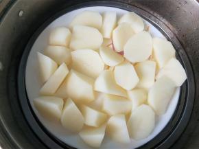 放蒸锅中，大概15分钟蒸熟。