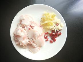 五花肉切片，大蒜，生姜，干辣椒切碎。