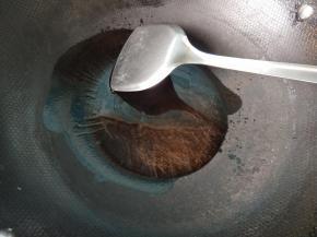 锅内放油，烧热。