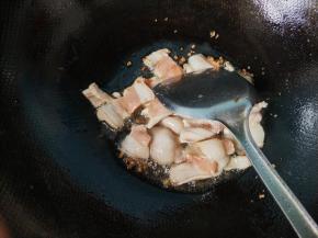 放入五花肉，煸炒出油。