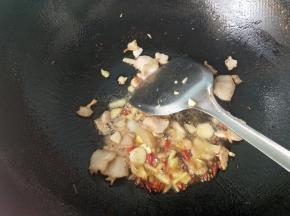 放入花椒，生姜，大蒜，干辣椒，煸炒。