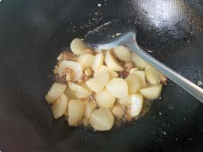 放入蒸熟的土豆，煎一煎。