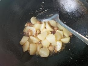 放入蒸熟的土豆，煎一煎。