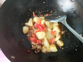 放孜然，放一点红椒做点缀。