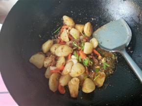 放鸡精，香葱，可以出锅啦！