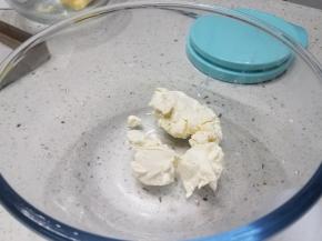 奶油奶酪室温软化。