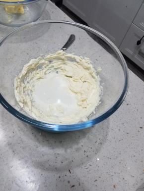 加入牛奶，继续搅打顺滑。