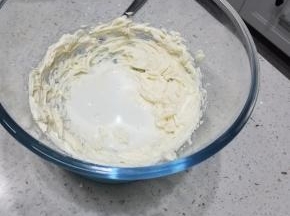 加入牛奶，继续搅打顺滑。