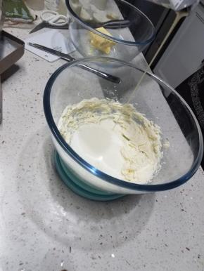 再加入淡奶油，继续搅打顺滑。