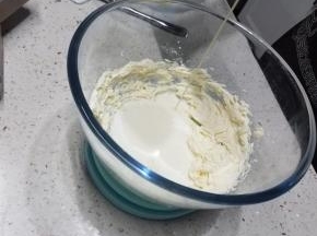 再加入淡奶油，继续搅打顺滑。