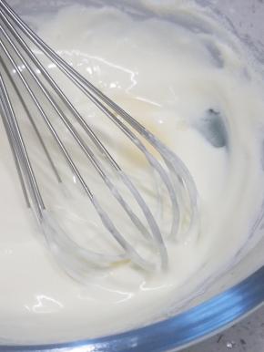 最后加入细砂糖，仍旧搅打至顺滑。