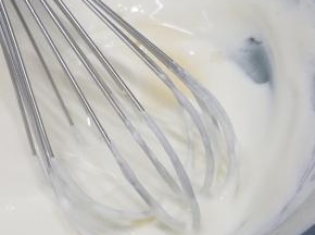 最后加入细砂糖，仍旧搅打至顺滑。