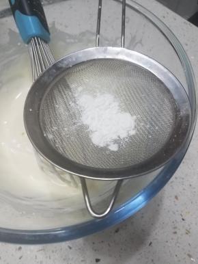 筛入玉米淀粉，拌匀。