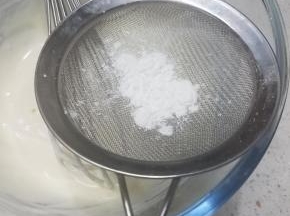 筛入玉米淀粉，拌匀。