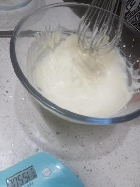 加入一点柠檬汁和朗姆酒，拌匀，朗姆酒没有可忽略，然后把制作好的挞液装入裱花袋备用。